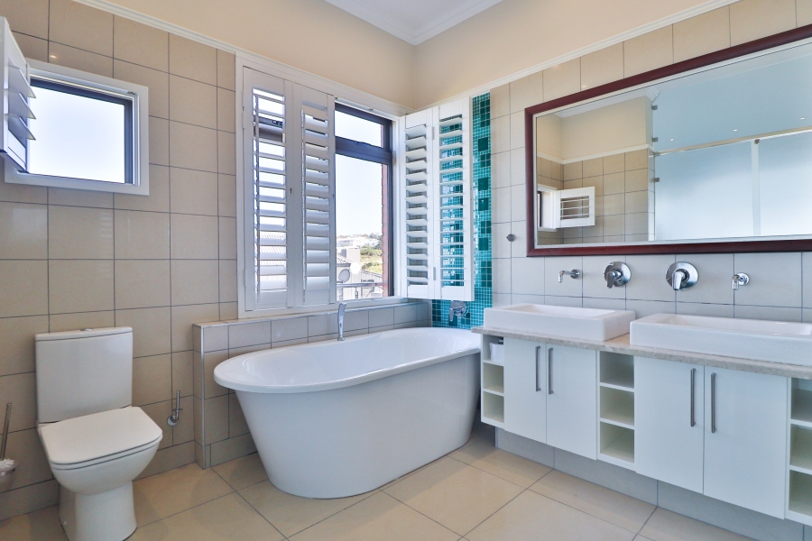 8 Bedroom Property for Sale in Reebok Western Cape